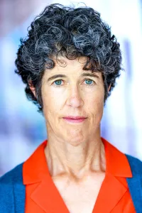 Headshot of Carrie Gibson